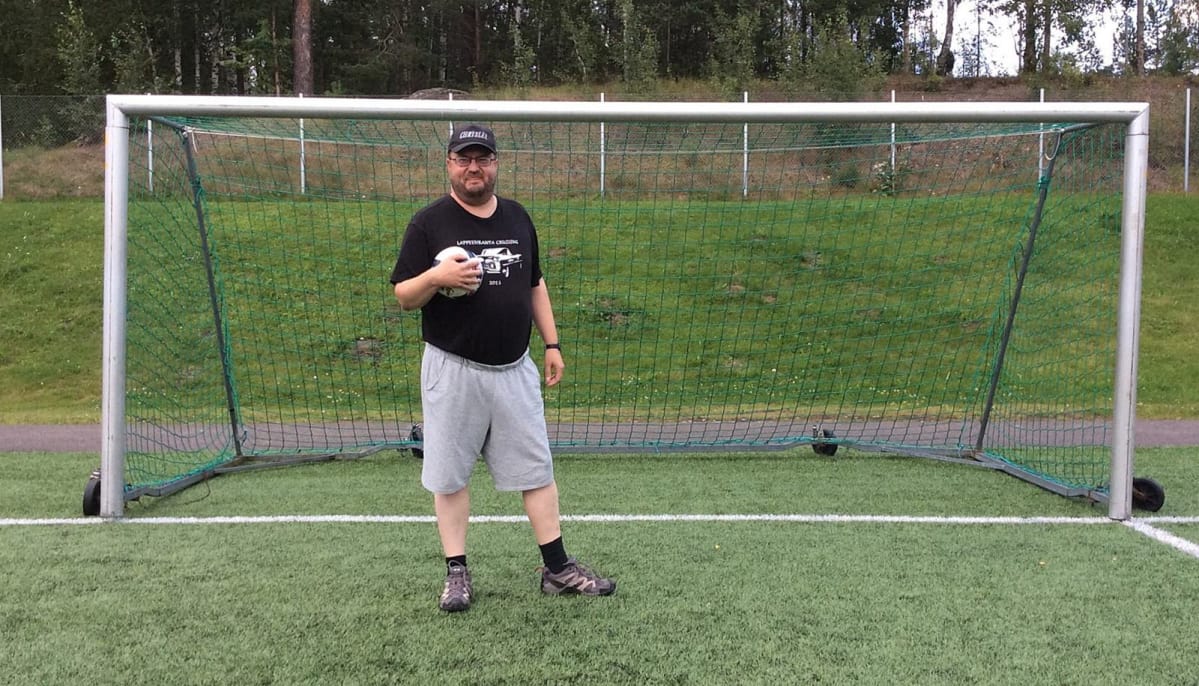 Antti Taipale tukevana jalkapallomaalin edustalla