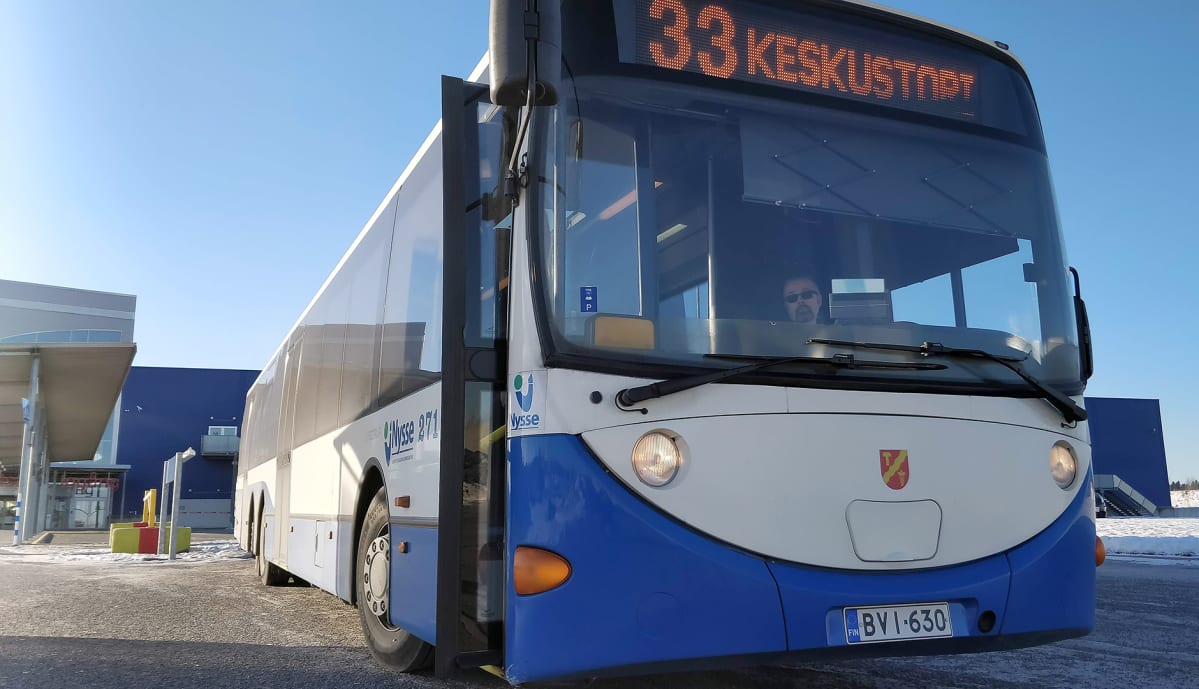 TKL:n bussi seisoo pysäkillä.