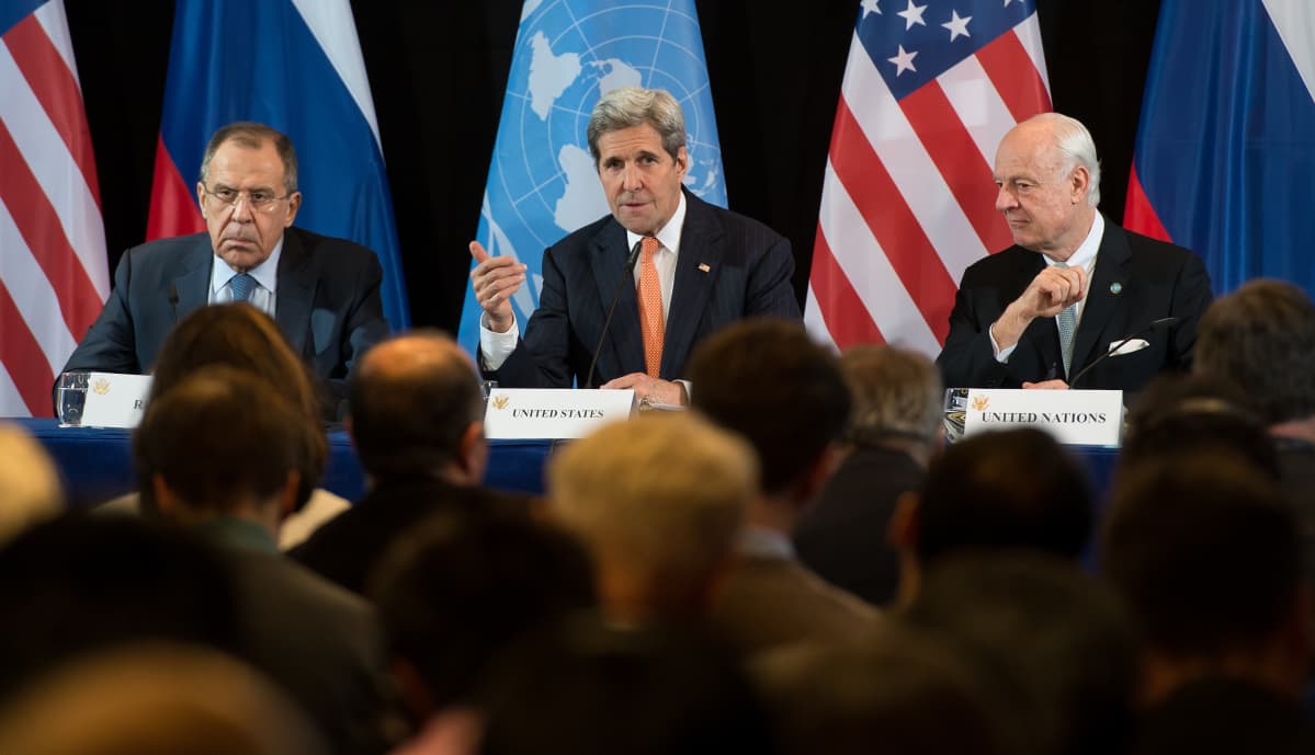 Venäjän ulkoministeri Sergei Lavrov, Yhdysvaltain ulkoministeri John Kerry ja YK:n Syyria-lähettiläs Staffan de Mistura lehdistötilaisuudessa Münchenin neuvottelujen jälkeen.