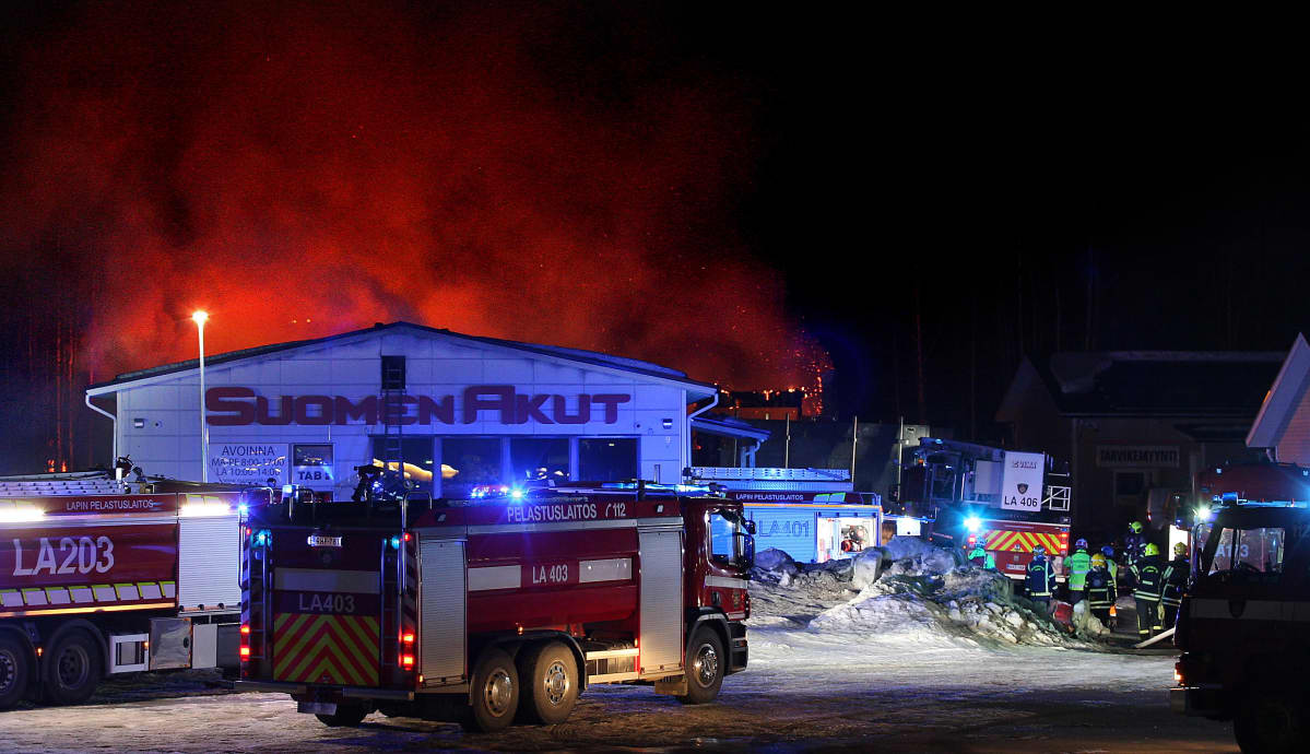 Suomen Akkujen halli palaa Rovaniemellä 11.4.2019.