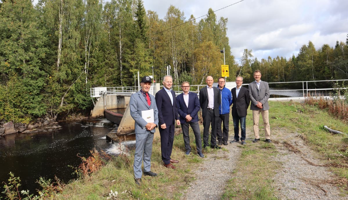 Pohjois-Karjalan Sähkön Louhikosken voimalaitoksen purkua valmisteleva hankeryhmä Saramojoella Nurmeksessa syyskuussa 2020.