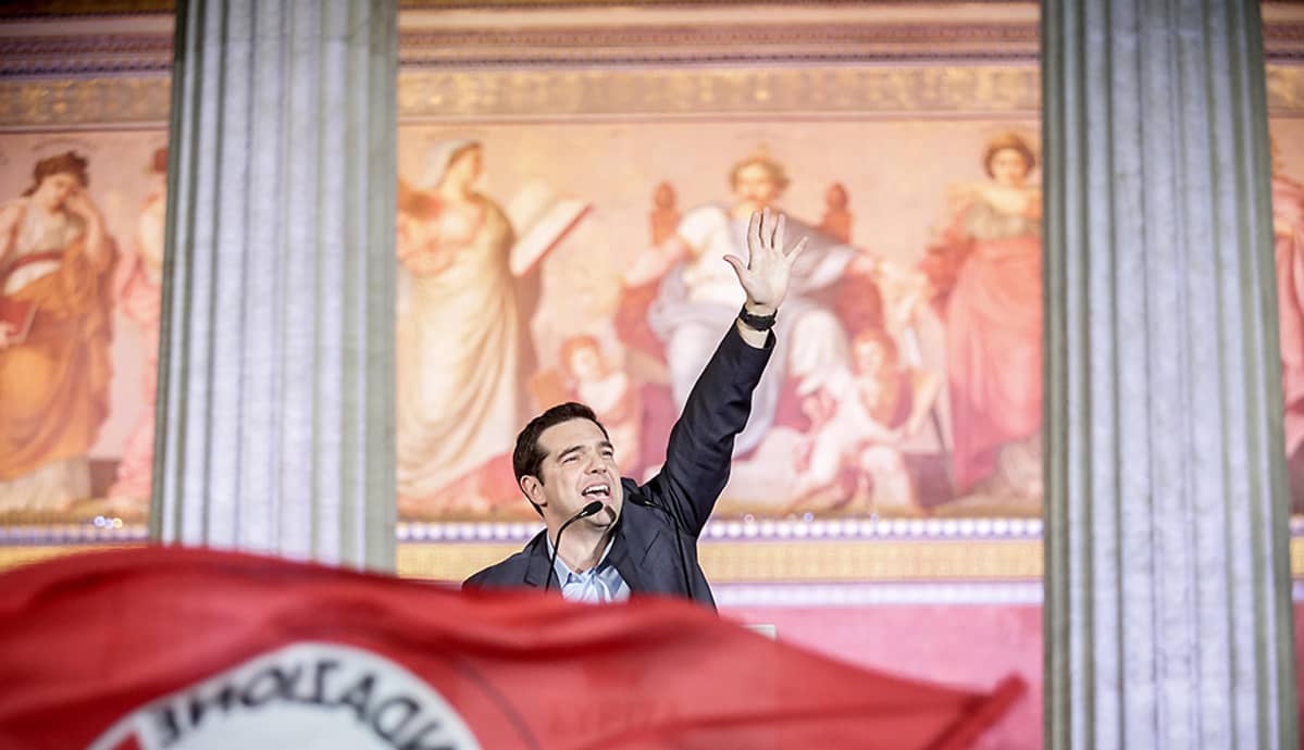 Syriza-puolueen puheenjohtaja Alexis Tsipras tervehtii kannattajiaan 25. tammikuuta.