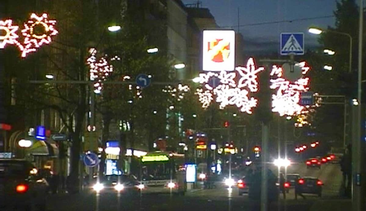 Kuva öisestä Hämeenkadusta