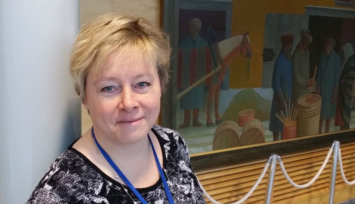 Kokkolan kaupunginjohtaja Stina Mattila taulun edessä