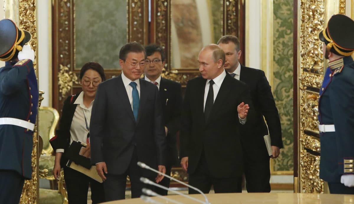 Etelä-Korean presidentti Moon Jae-in ja Venäjän presidentti Vladimir Putin saapuvat aulaan ennen virallisia neuvotteluja Moskovassa.