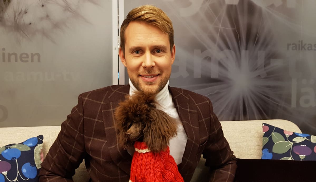Waltteri Torikka ja koira Caruso