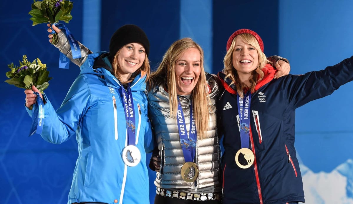 Sotshin olympialaisten naisten slopestylen mitalikolmikko: Enni Rukajärvi, Jamie Anderson ja Jenny Jones.
