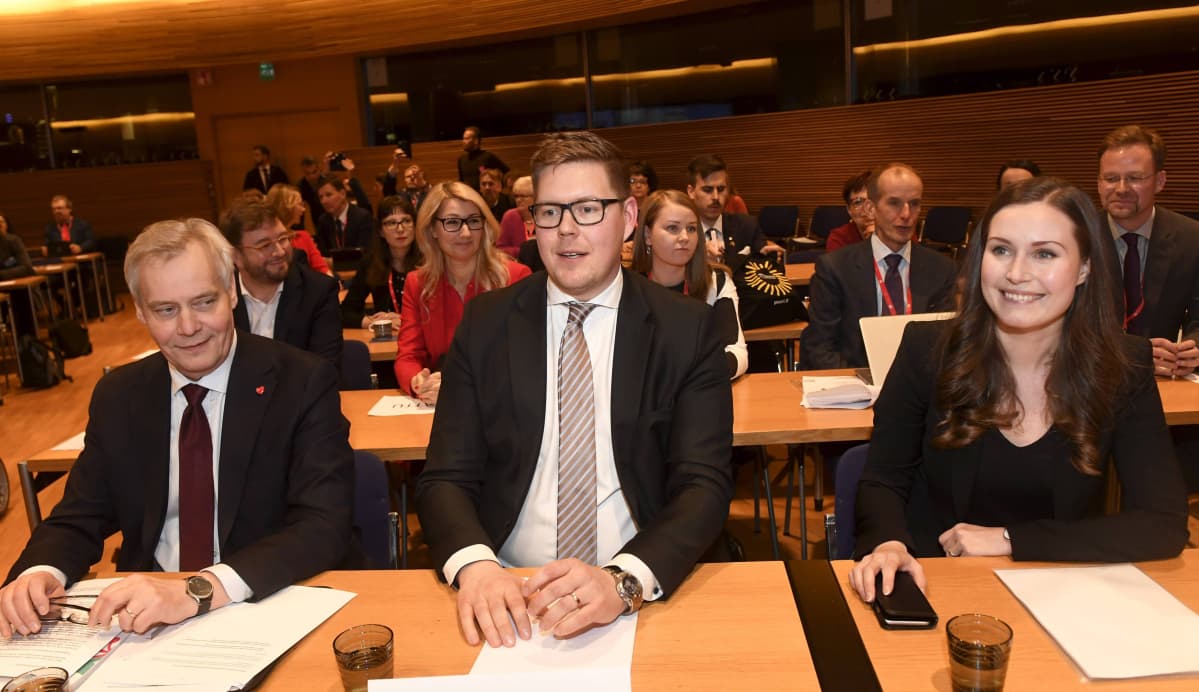 Hallitustunnustelija, SDP:n puheenjohtaja Antti Rinne (vas.), SDP:n eduskuntaryhmän puheenjohtaja Antti Lindtman ja ensimmäinen varapuheenjohtaja Sanna Marin SDP:n puoluevaltuuston kokouksessa Helsingissä 8. joulukuuta 2019. Puoluevaltuuston