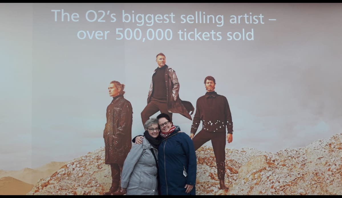 Virpi ja Kaisa ovat Take Thatin yhdistämiä ystäviä. He kävivät yhdessä katsomassa Gary Barlow'ta Lontoossa. Viestejä oli alun perin vaihdettu twitterissä. "Meillä oli tosi kivaa, vaikka ei entuudestaan tiedetty toisistamme muuta kuin nimet", Virpi Mäki kertoo.