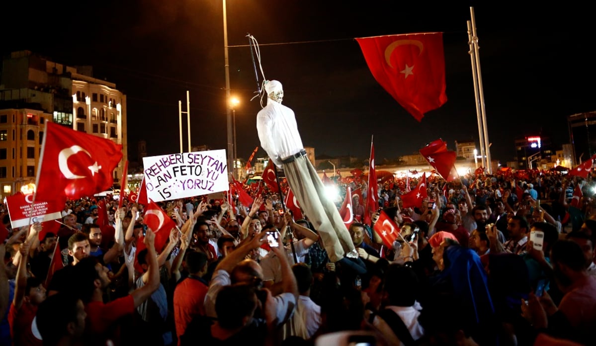 Mielenosoitus Taksim-aukiolla