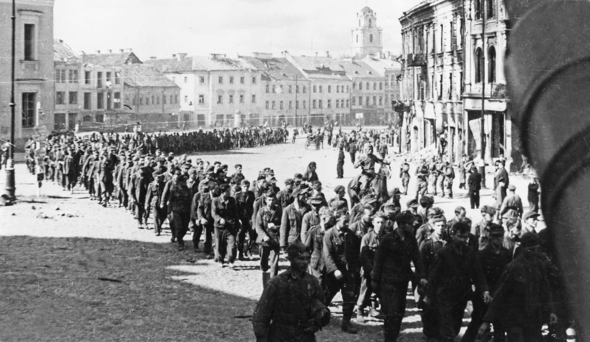 Saksalaisia sotavankeja Vilnassa 1944.