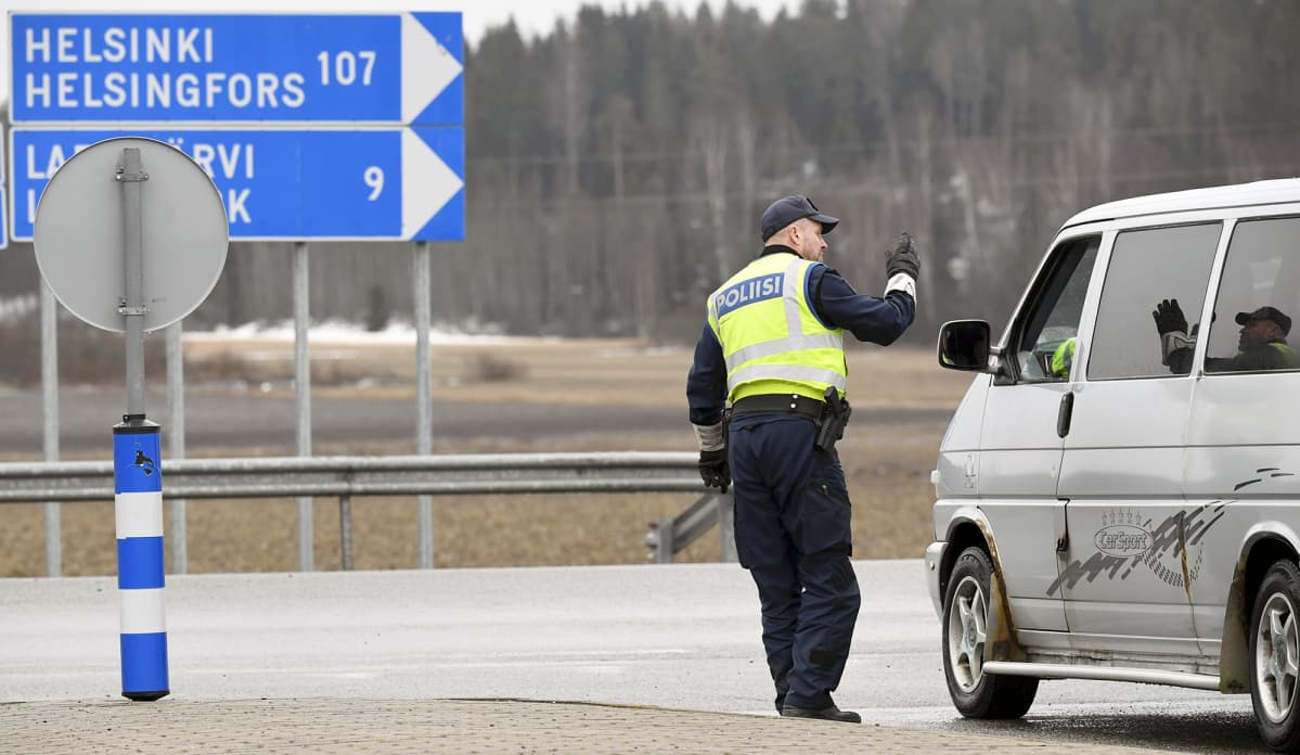 Poliisit tarkastavat kulkulupia tarkastuspisteellä Uudenmaan rajalla valtatie 6:lla