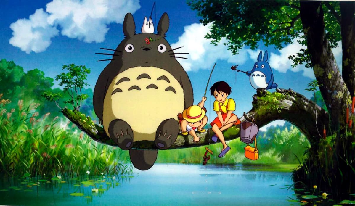 Hayao Miyazakin elokuva Naapurini Totoro. Totorohahmo ja elokuvan päähenkilöinä olevat lapset istuvat puun oksalla onkimassa.