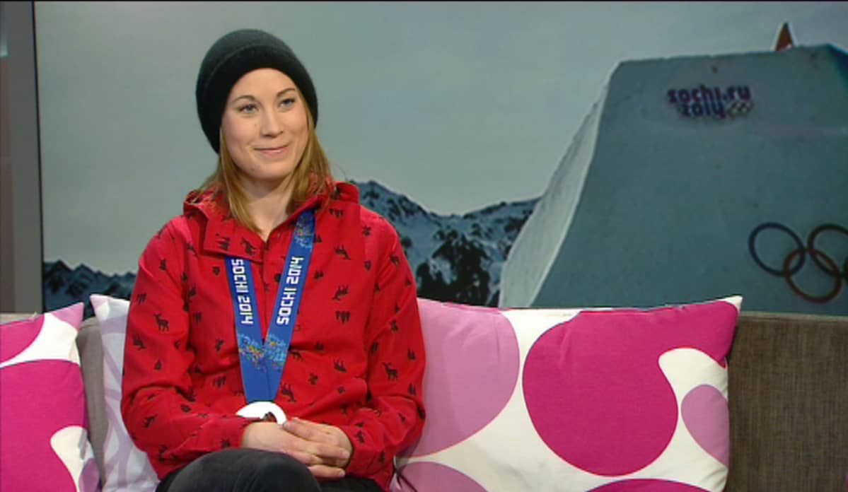 Enni Rukajärvi Aamu-tv:n vieraana