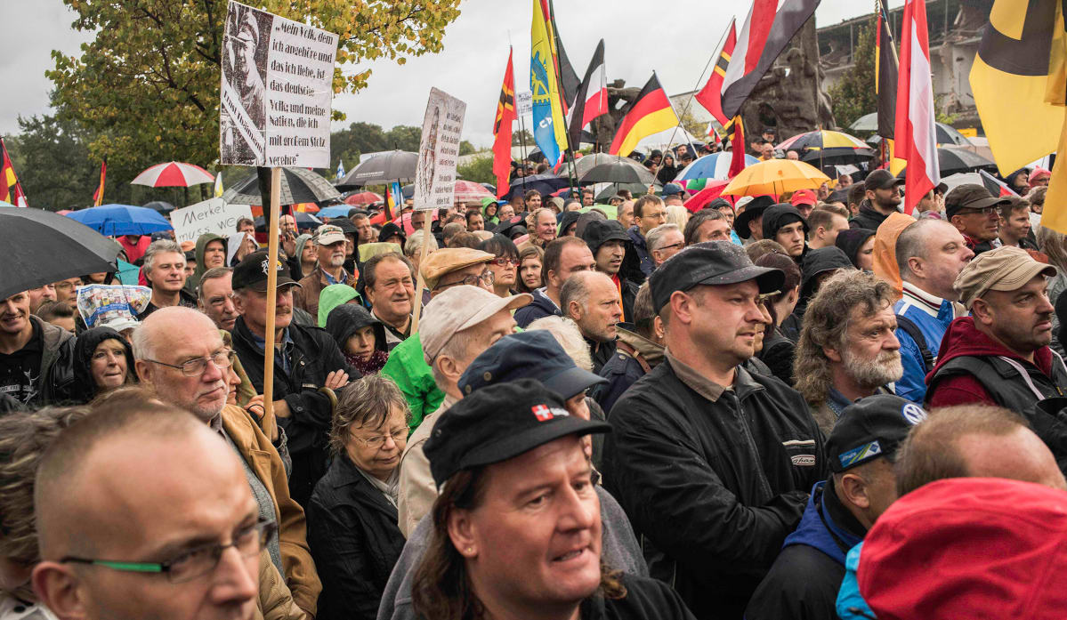 Pegida-liikkeen mielenilmaus.