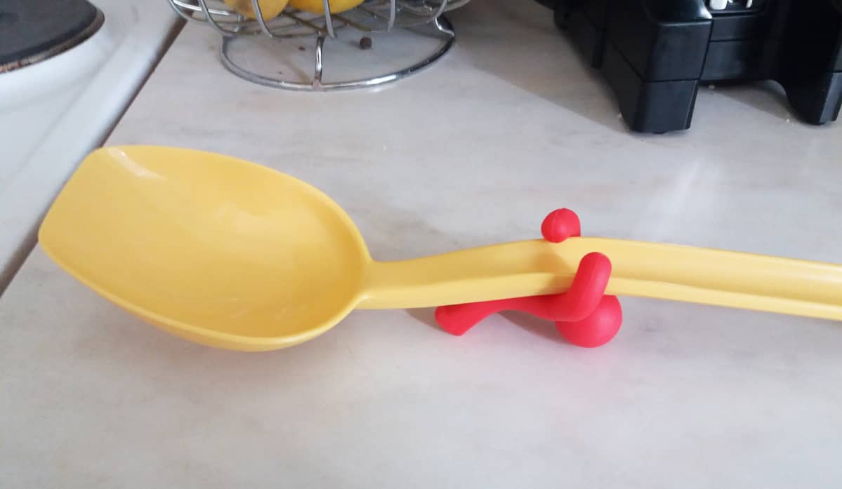 Kauhanpidike kannattelee kauhaa niin, että likainen kauha ei sotke pöytää, mutta itse pidike kuitenkin sotkeentuu.