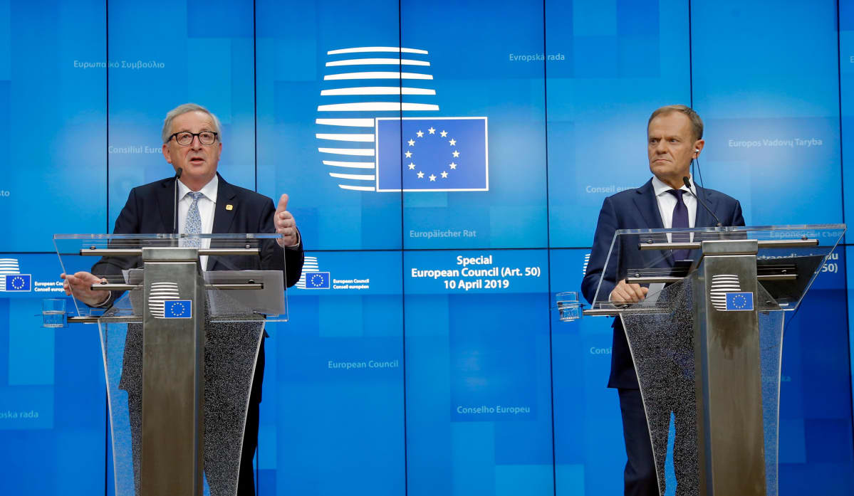 Jean-Claude Juncker ja Donald Tusk pitivät lehdistötilaisuuden varhain torstaiaamuna pitkien brexit-neuvotteluiden jälkeen.