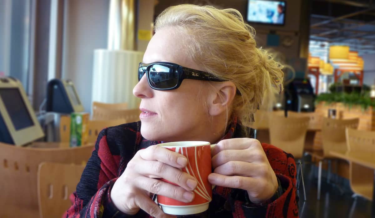 Laura Voutilainen pitelee mukia kädessään.