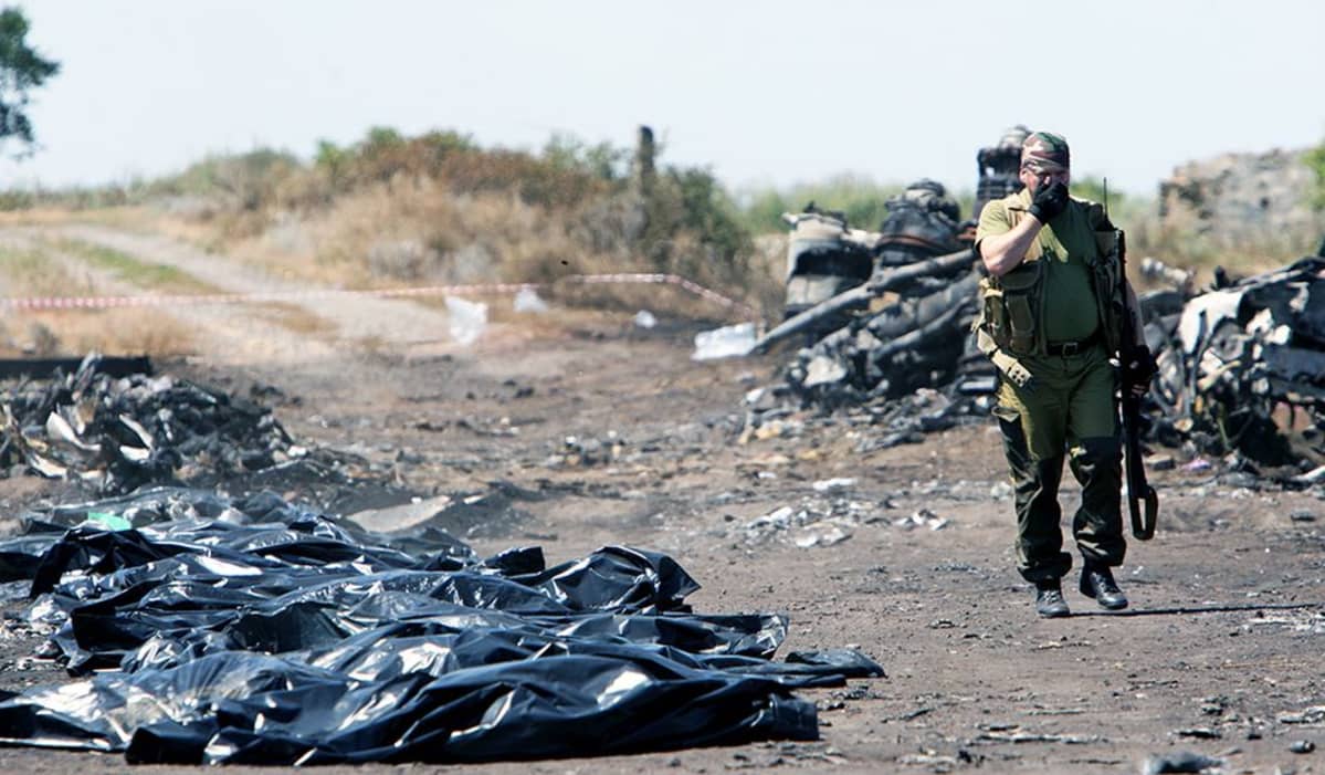 Ruumispusseja lennon MH17 putoamispaikalla 21. heinäkuuta 2014 Ukrainassa.