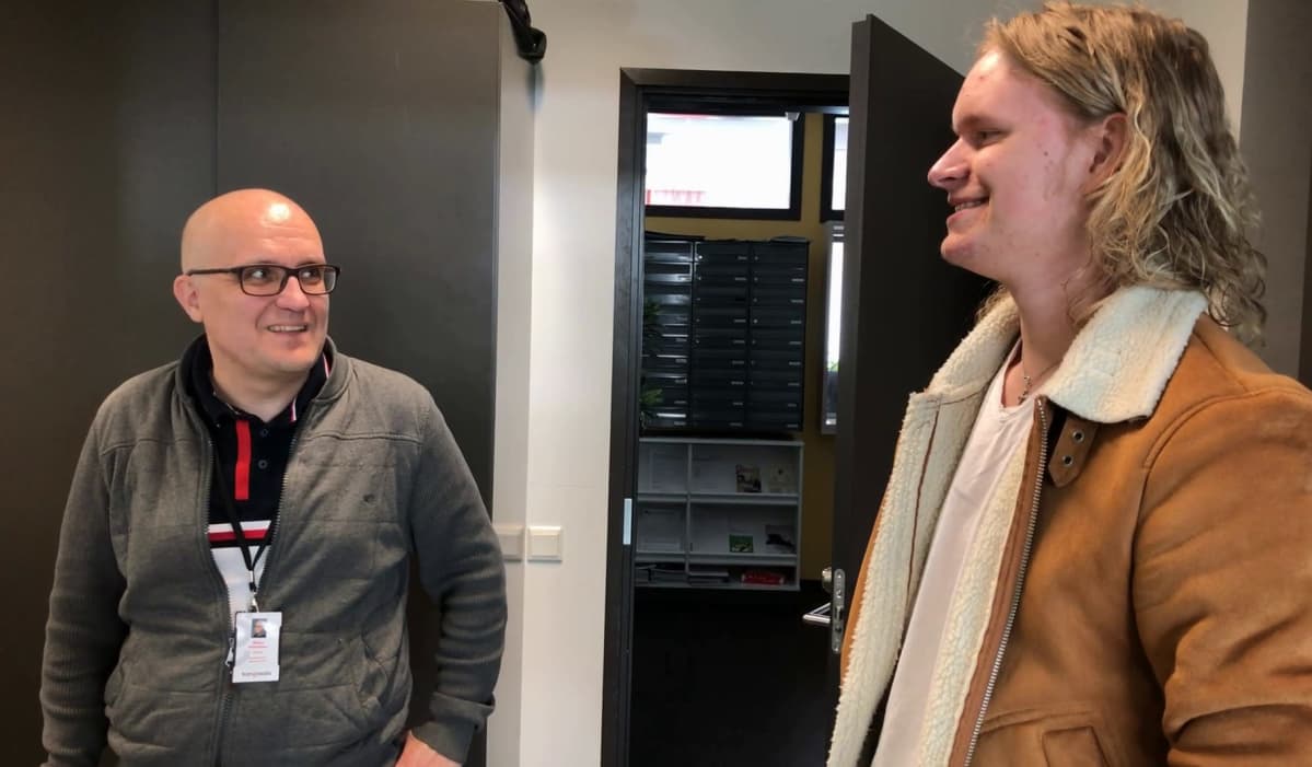 Teknologiavahtimestari Mikko Vääränen ja Santtu Seppänen juttelevat koululla.