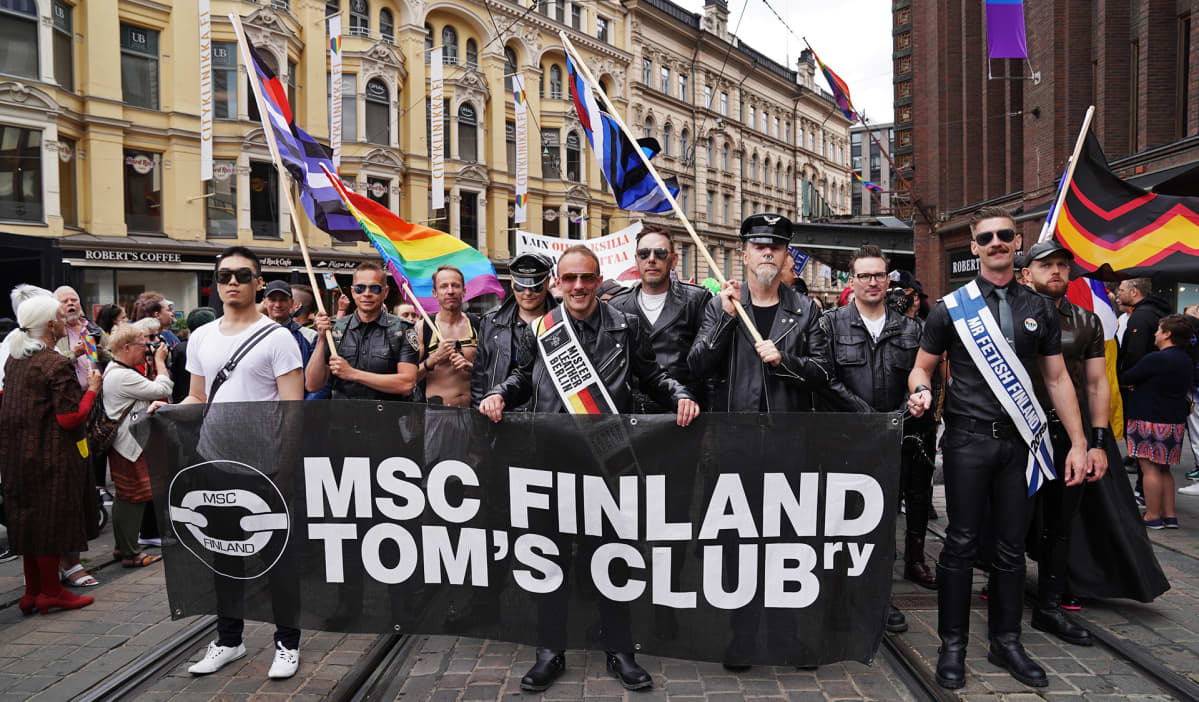 Pride-kulkueen osanottajia.