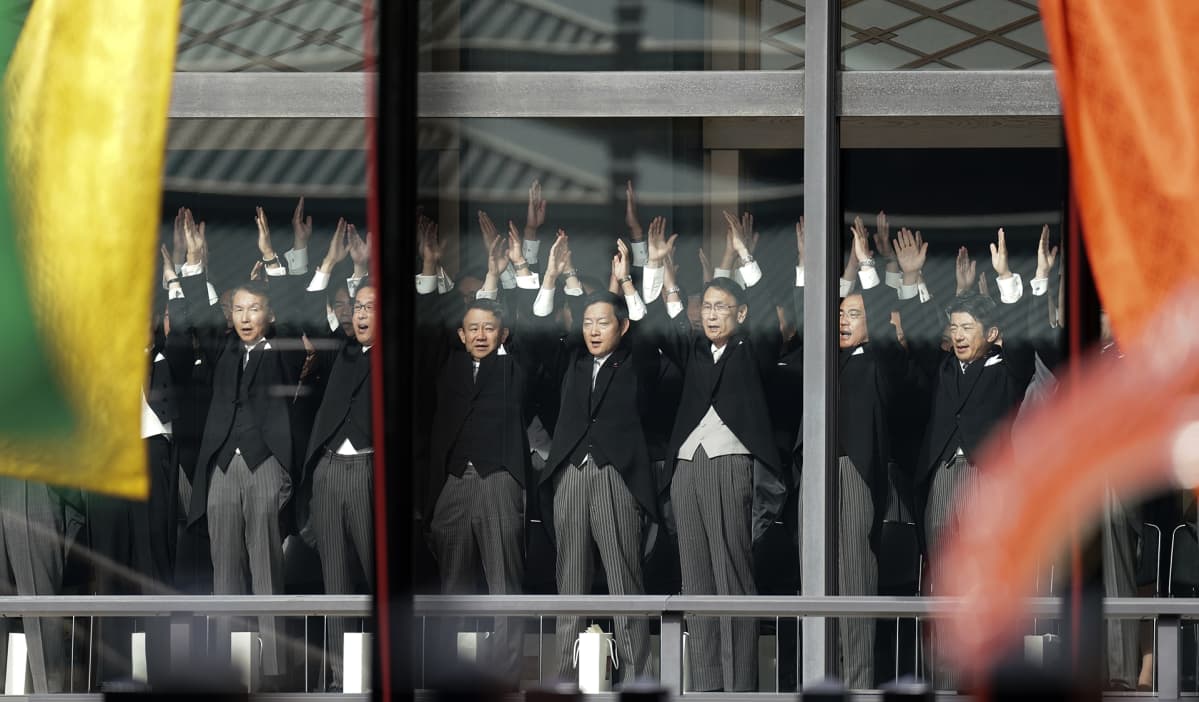 Japanissa elettiin tiistaina 22. lokakuuta historiallisia hetkiä, kun saarivaltio saa uuden keisarin. Keisari Naruhito muodollisesti otti vastaan krysanteemivaltaistuimen hallitsijan asemansa. Itse kruunajaisseremonia vietiin läpi pääasiassa hiljaisuudessa, jonka rikkoivat vain rumpujen ja gongin äänet. Seremonia päättyi kolmeen banzai-huutoon, millä toivotettiin keisarille pitkää ikää.