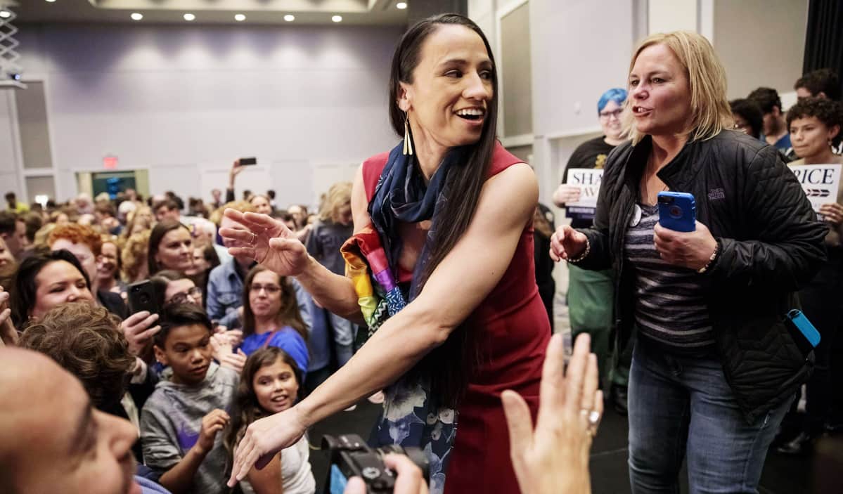Sharice Davids kannattajiensa ympäröimänä.