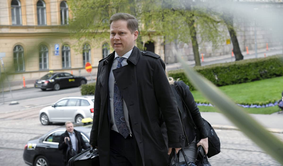 Keskustan Markus Lohi saapuu hallitusneuvotteluihin Säätytalolle.