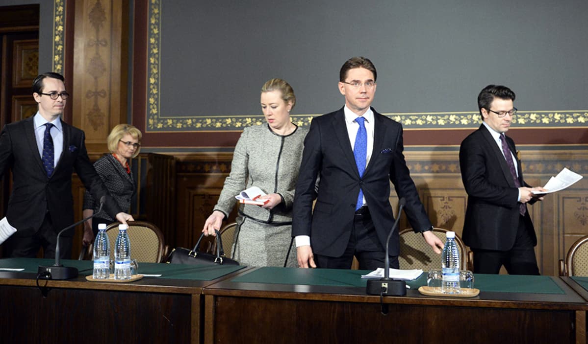 RKP:n puheenjohtaja puolustusministeri Carl Haglund (vas.), Kristillisdemokraattien puheenjohtaja sisäministeri Päivi Räsänen, SDP:n puheenjohtaja valtiovarainministeri Jutta Urpilainen, Kokoomuksen puheenjohtaja pääministeri Jyrki Katainen ja Vihreiden puheenjohtaja ympäristöministeri Ville Niinistö (oik.) saapuvat kehysriihen tiedotustilaisuuteen yöllä Säätytalolla 26. maaliskuuta