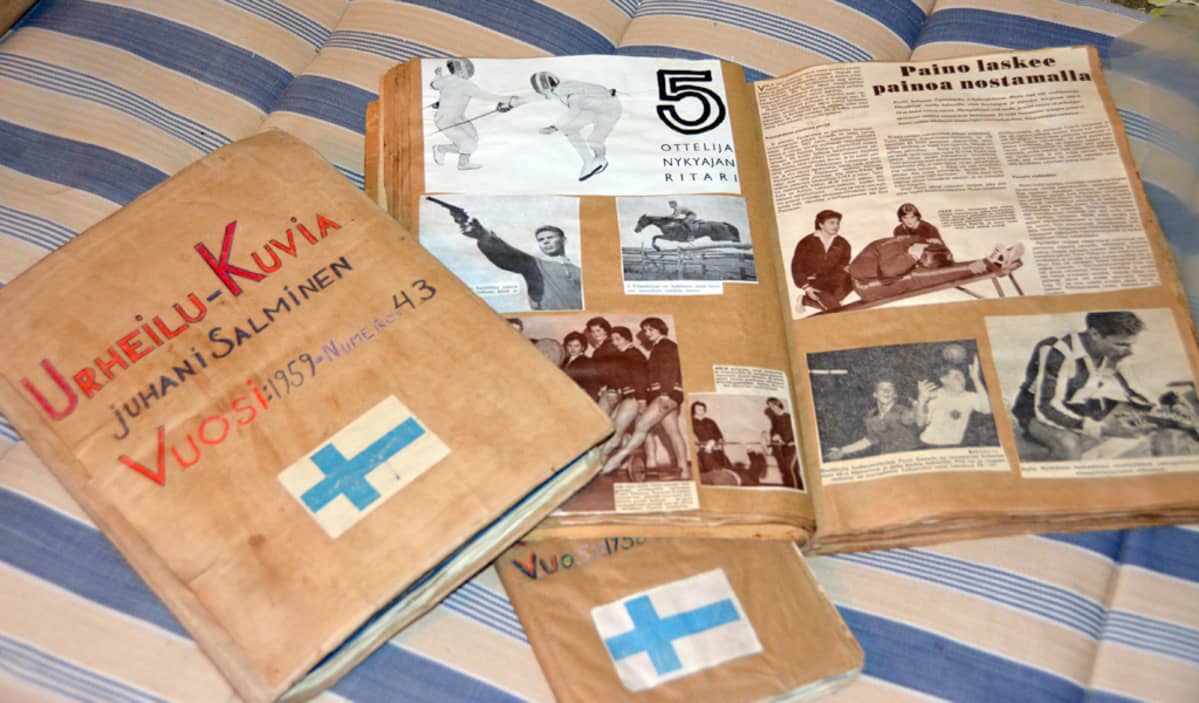 Kuvassa Juhani Salmisen vanhoja leikekirjoja.