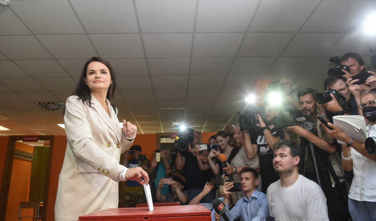 Valko-Venäjän opposition yhteisehdokas Svjatlana Tsihanouskaja äänesti Minskissä 9. elokuuta 2020.