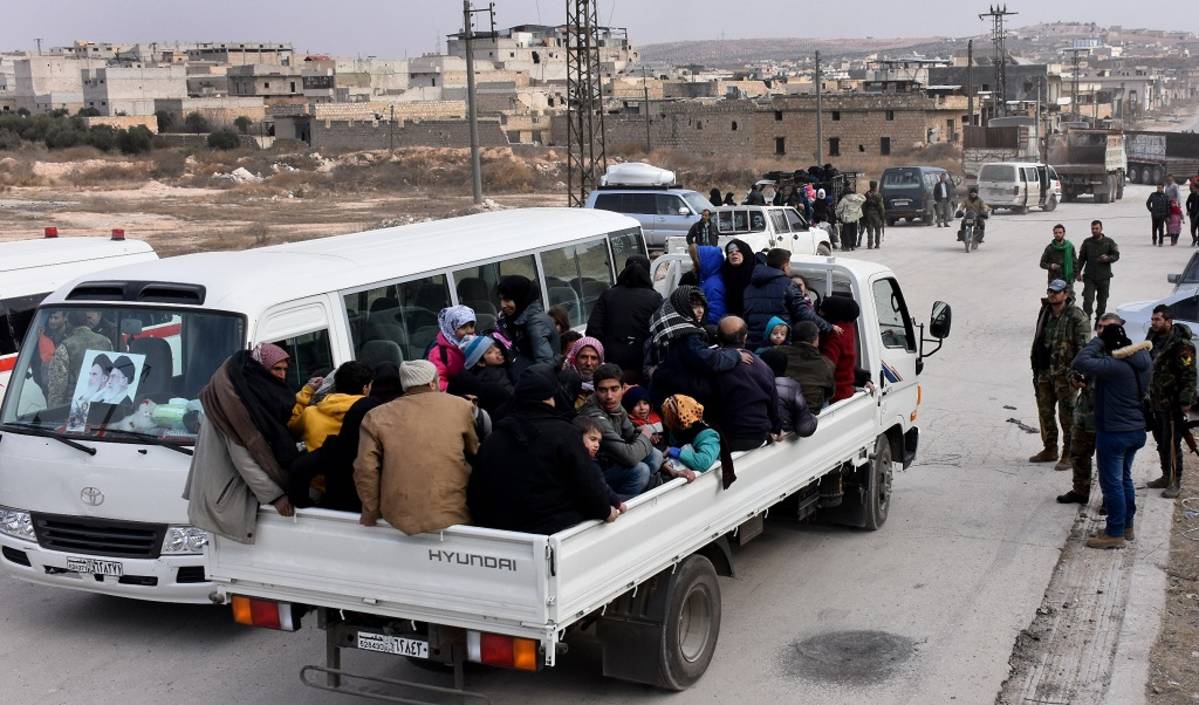 Ihmisiä auton lavalla, he haluavat pois Alepposta.