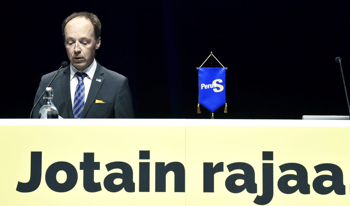 Puheenjohtaja Jussi Halla-aho perussuomalaisten puolueneuvoston kokouksessa .