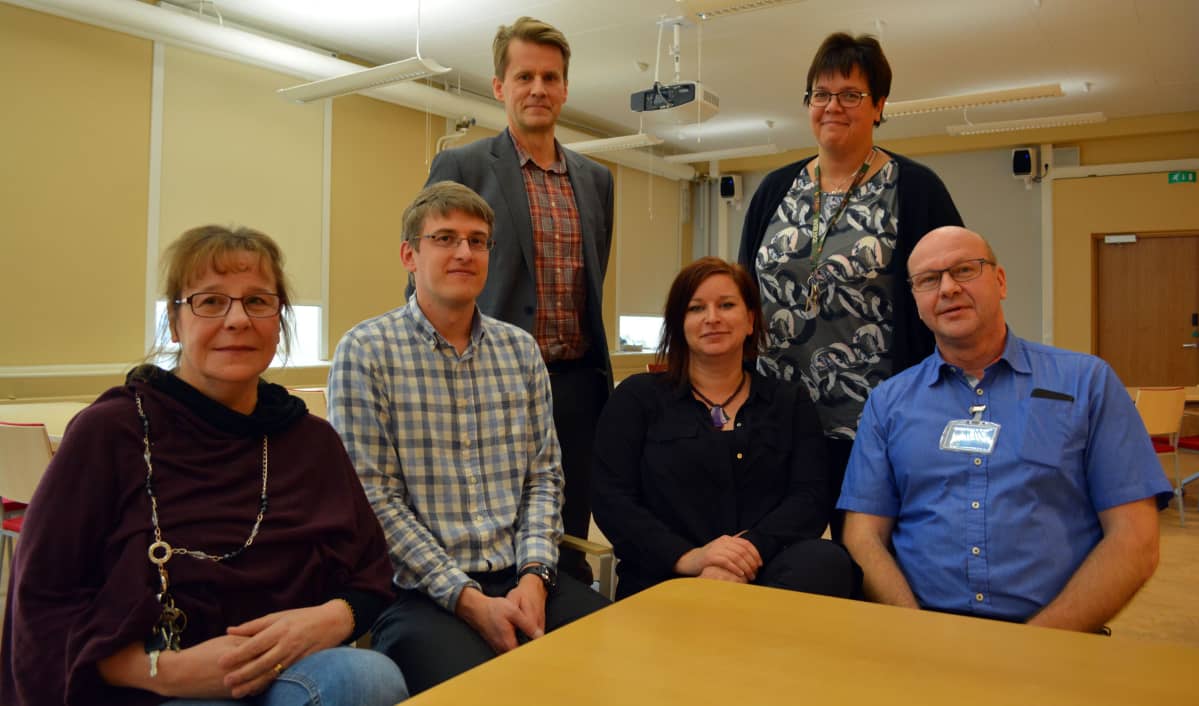 Riippuvuushoitokliniikan johtaja Ireeni Finnholm, koordinaattori David Sandström, Oxhamnin koulun rehtori Peter Lindqvist, Lagmansgårdenin kuraattori Tanja Sabel, sosiaaliterapeutti Monica Hällund-Myntti ja erityisopettaja Jouni Anttila Keski-Pohjanmaan koulutusyhtymästä.
