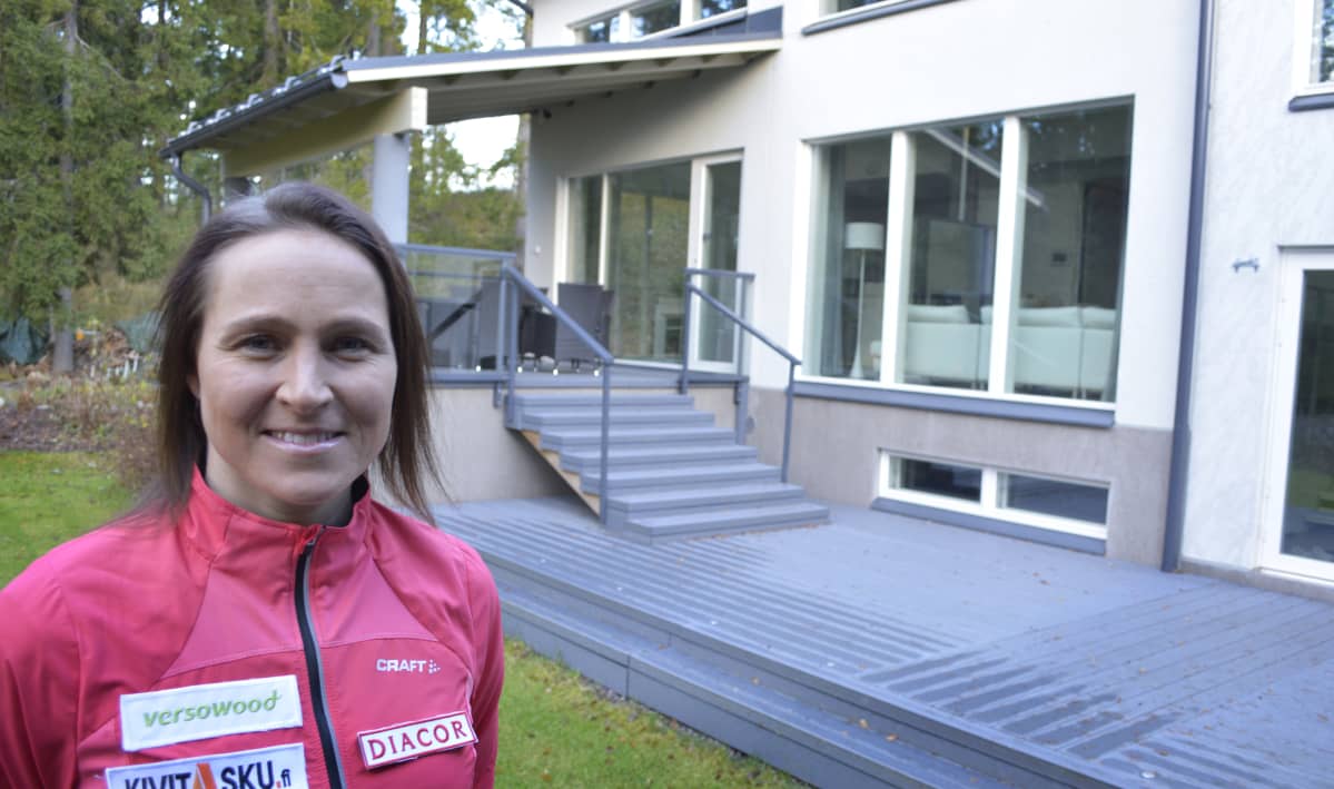 Aino-Kaisa Saarinen kotinsa pihalla.