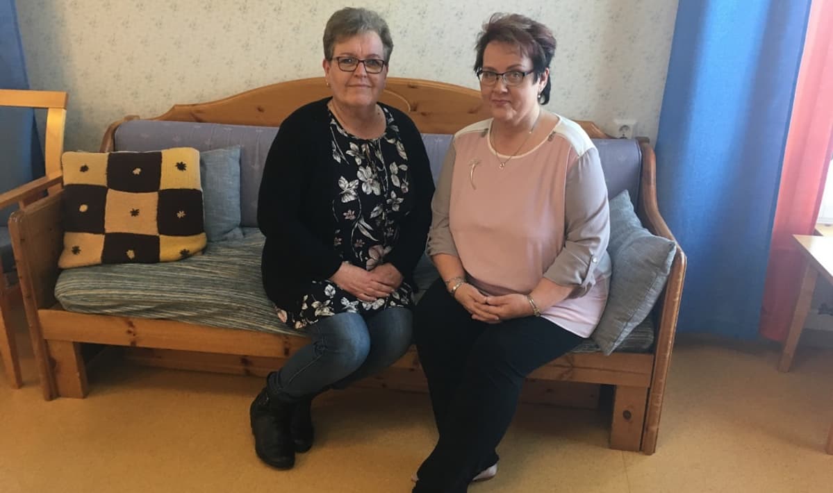 Kymijoen Hoiva ry:n hoivakodissa työskentelevä lähihoitaja Anne Volanen (vas.) ja hoitotyön esimies Marja-Terttu Riihelä.