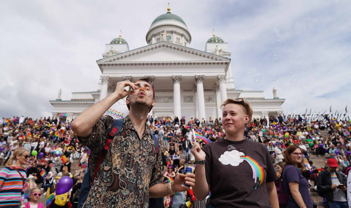 Pride-kulkueen osanottajat kokoontuivat lauantaiaamupäivänä Senaatintorille.