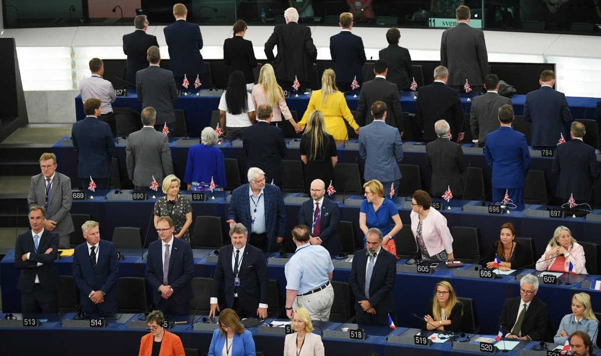 Brexitiä kannattavat brittimepit käänsivät selkänsä EU-hymnille.