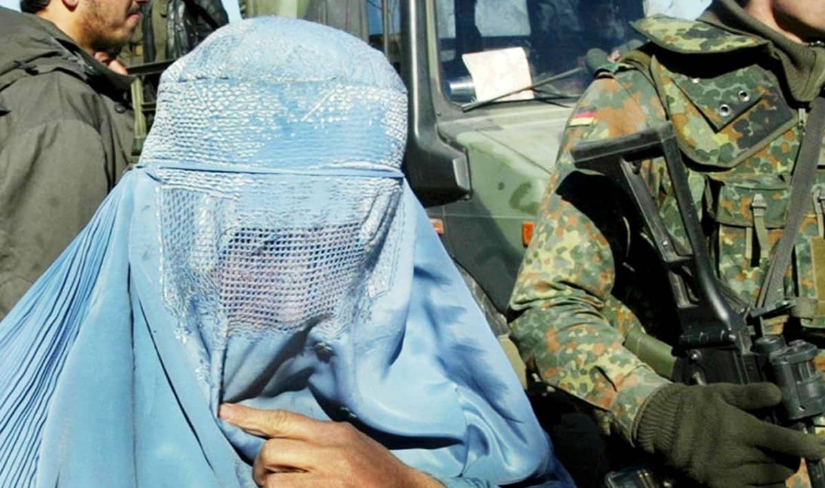 Burka peittää naisen kasvot kokonaan.