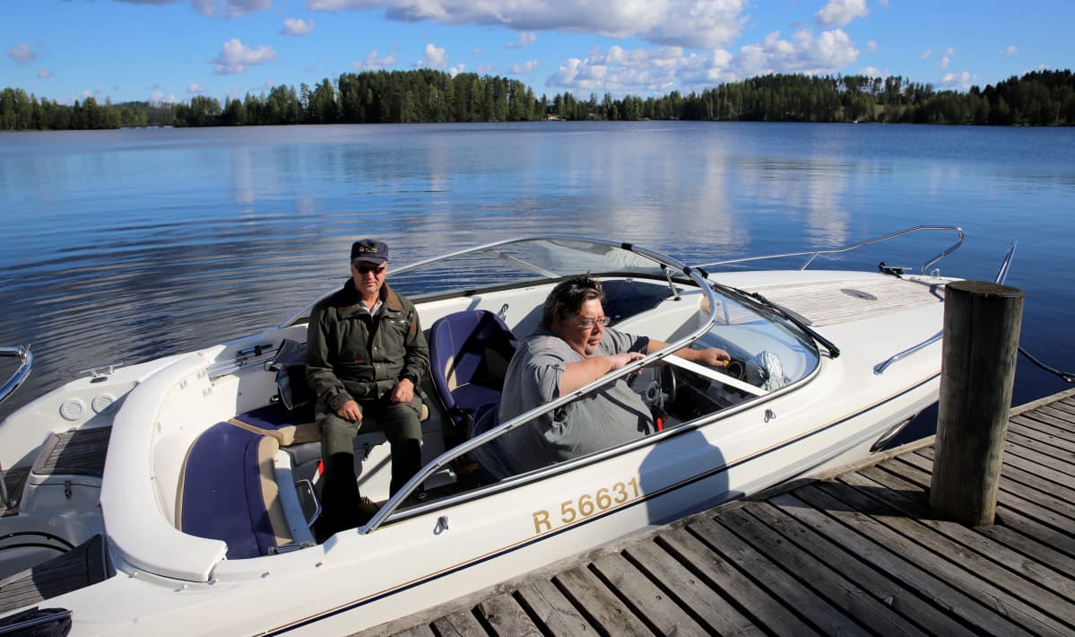 veneilijät Kari Mikkola ja Jouko Sipilä moottoriveneen kyydissä