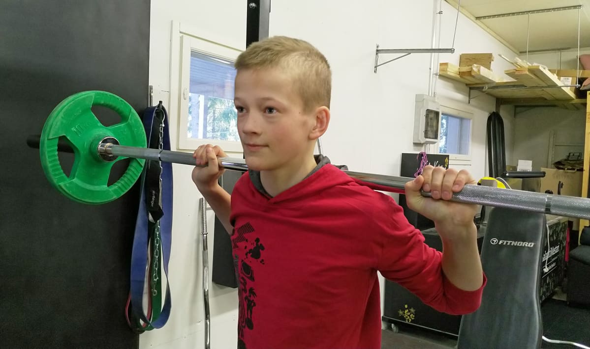 Jimi Witick tekee lihastreeniä autotallissa.