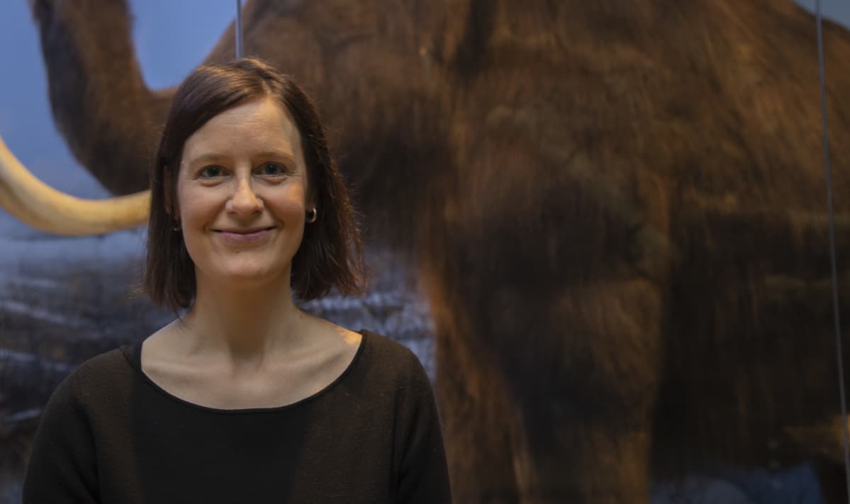 Kuvassa eläinmuseon intendentti Laura Arppe