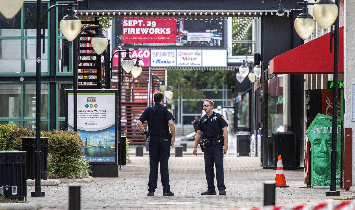 Poliiseja partioimassa ammuskelupaikan lähellä Jacksonvillessa sunnuntaina.