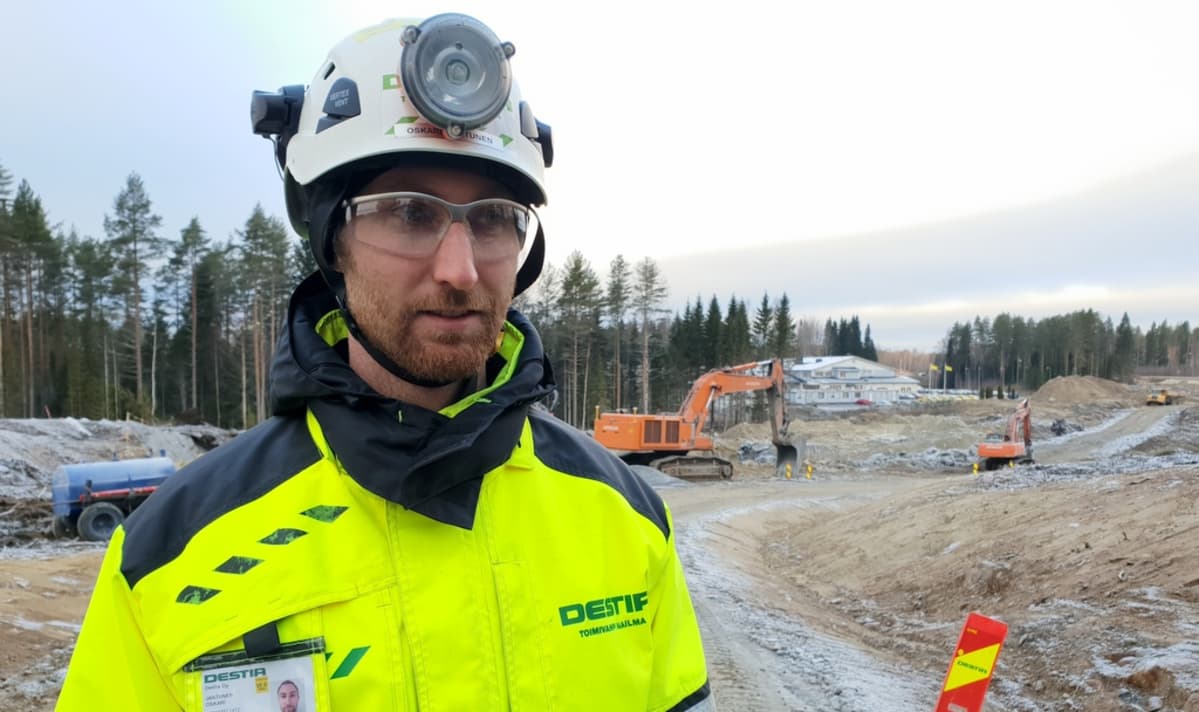 Oskari Jantunen, Destian työmaainsinööri.
