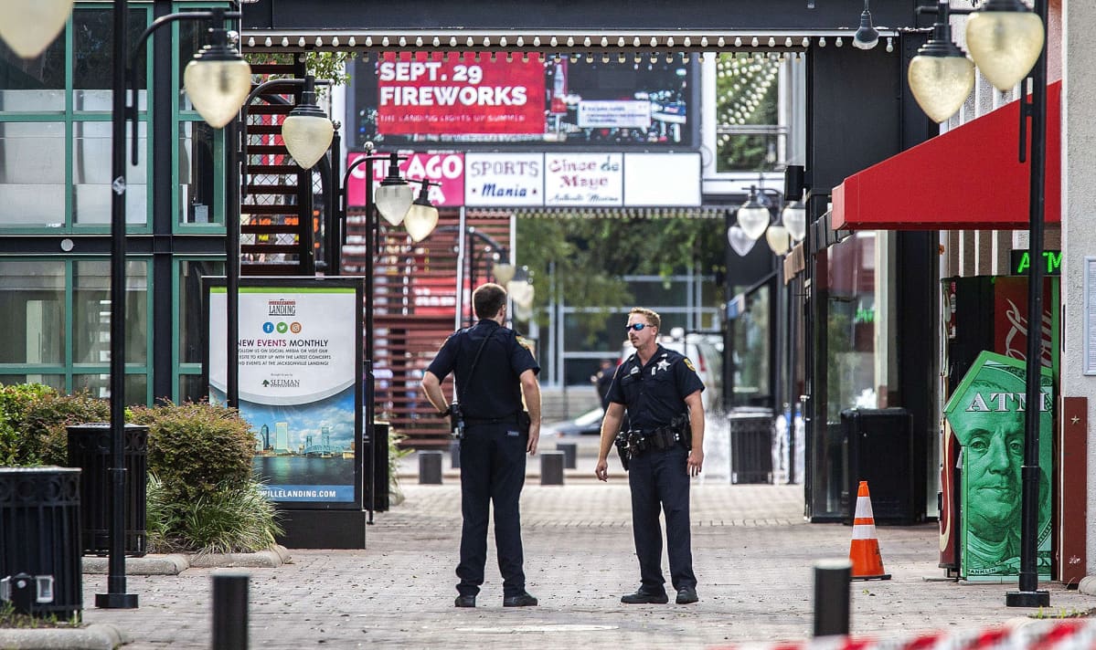 Poliiseja partioimassa ammuskelupaikan lähellä Jacksonvillessa sunnuntaina.