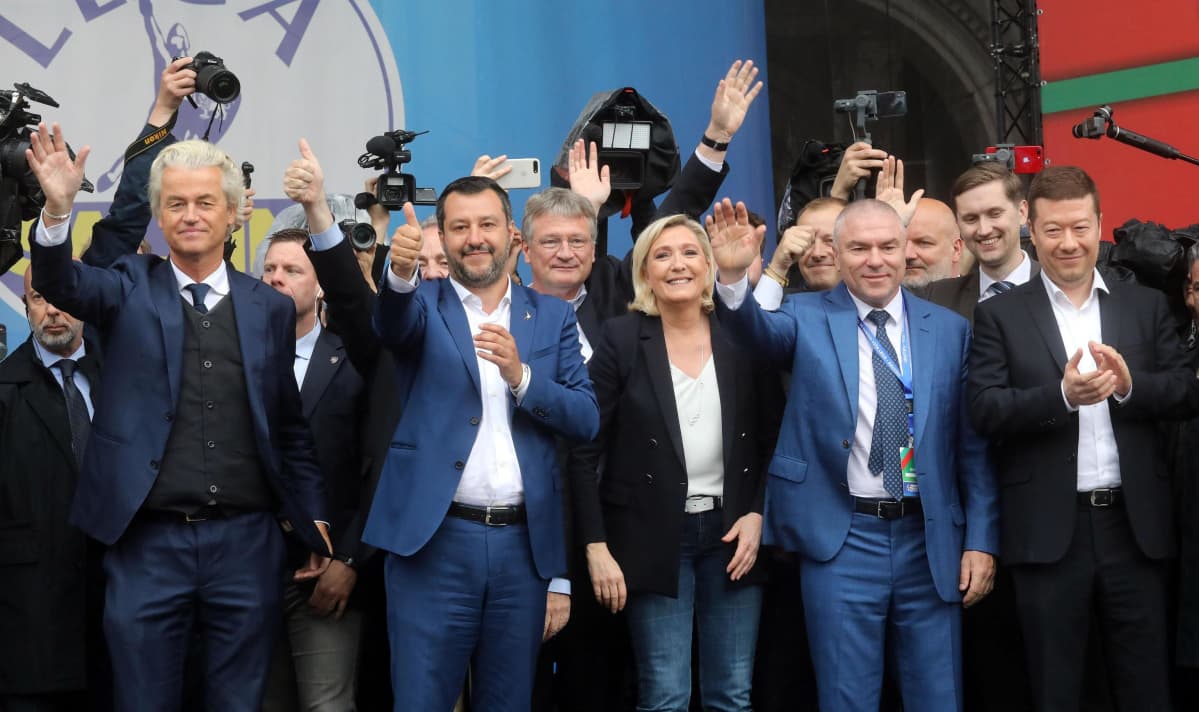 Euroopan oikeistopopulistit kokoontuivat reilu viikko sitten Milanossa. Kuvassa Hollannin Geert Wilders (vas.), Italian Matteo Salvini ja Ranskan Marine Le Pen.