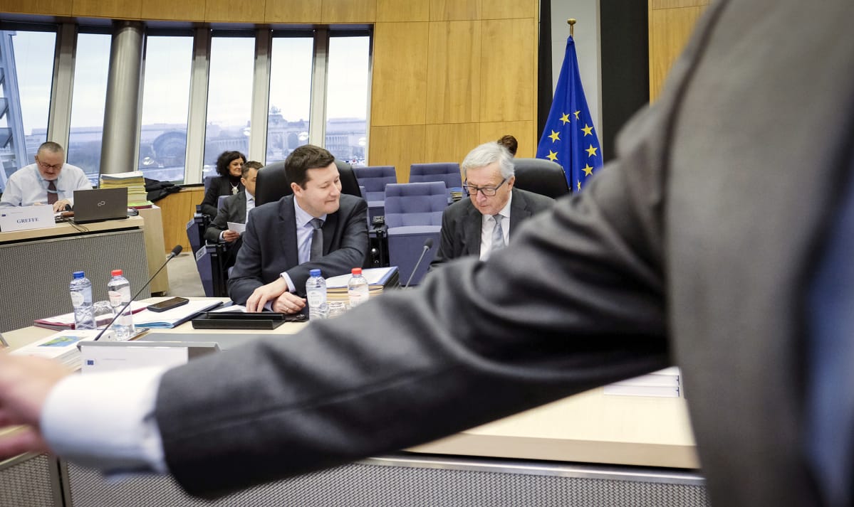 Komission pääsihteeri Martin Selmayr (vas.) ja puheenjohtaja Jean-Claude Juncker (oik.) komission kollegion kokouksessa Brysselissä
