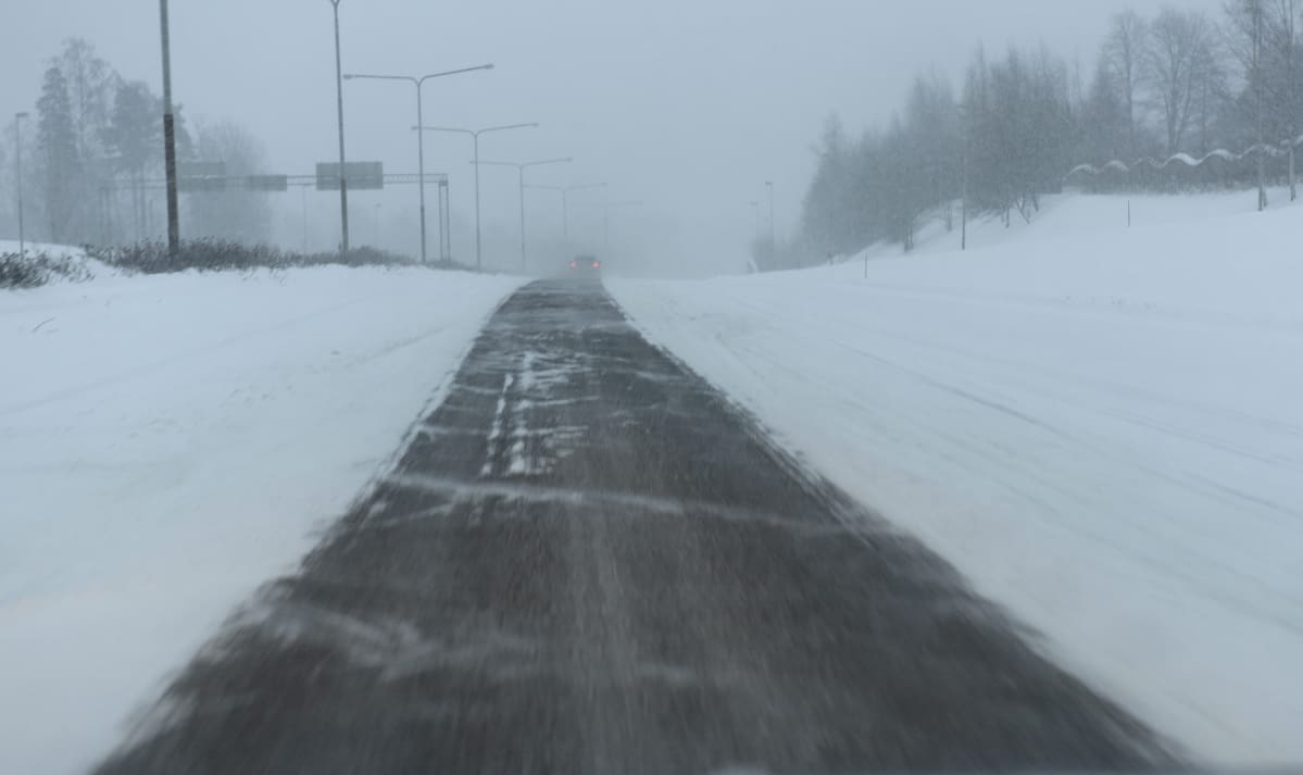Näkyvyys oli huono sankan lumisateen vuoksi Espoossa Länsiväylällä aikaisin sunnuntaina aamulla 24. tammikuuta.