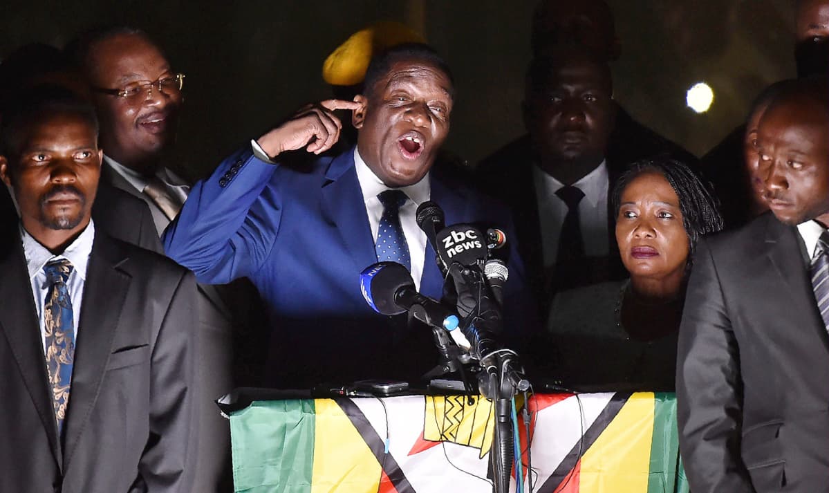 Zimbabwen tuleva presidentti Emmerson Mnangagwa puhui kannattajilleen Hararessa 22. marraskuuta. Vierellä vaimo Auxilia.