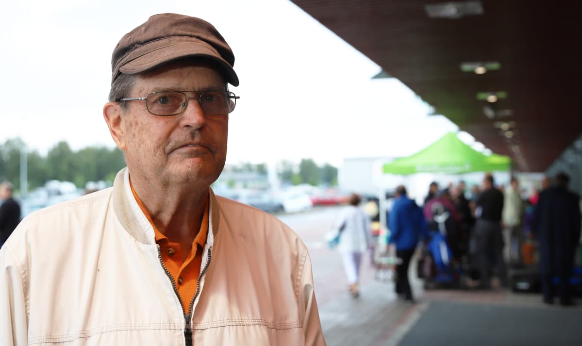 Kemiläinen Timo Kakko Ylen haastattelussa Kemin Prisman edustalla